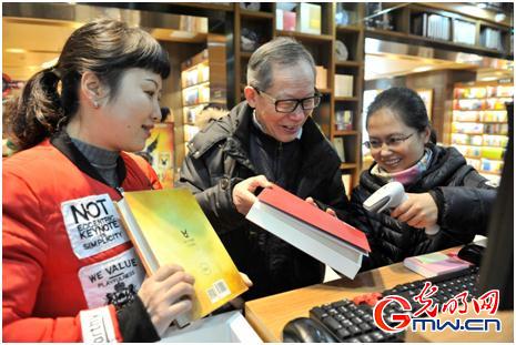 国人不爱读书是误解期待阅读条例尽快出台实施