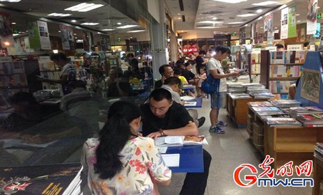 国人不爱读书是误解期待阅读条例尽快出台实施