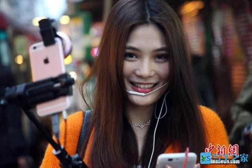 资料图：在旺角街头做直播的一位网红女孩。<a target='_blank' href='http://www.chinanews.com/'>中新社</a>记者 洪少葵 摄