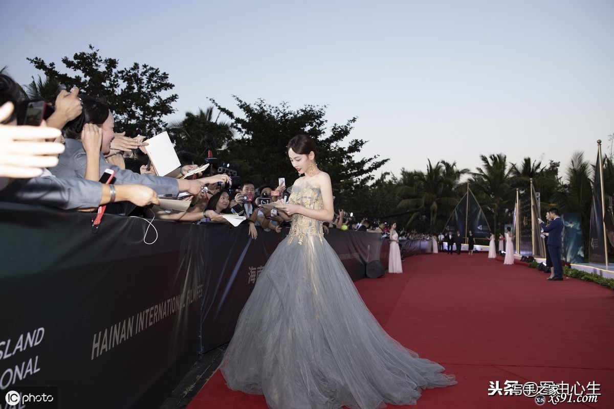 她是85后女演员，毕业于北京电影学院，穿礼服现身电影节貌美如花-4.jpg