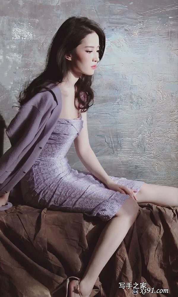 刘亦菲太可了！紫色大衣配蕾丝裙又攻又撩，露出长腿，这身材绝了-4.jpg