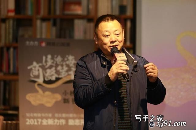 重庆知名网络作家、作家富豪榜曾排第22位的小桥老树推出新作《侯大利刑侦笔记》，“剧透”自己身世：父母都是警察-1.jpg