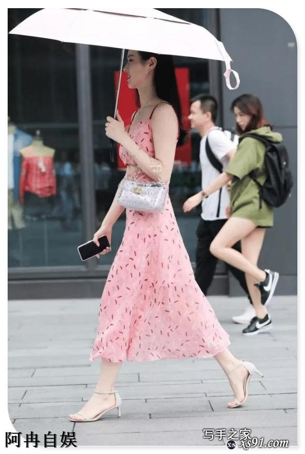 时尚性感美女：这好像就是传说中的红粉佳人，大方得体-3.jpg