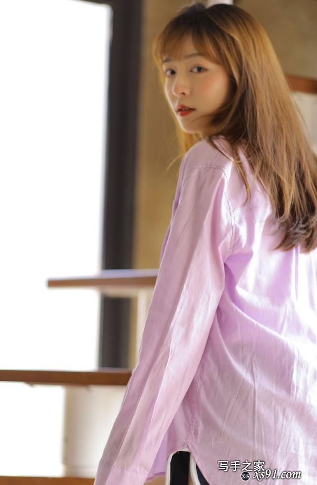 2020年5月18日福利，紫衣美女性感美腿诱惑写真-2.jpg
