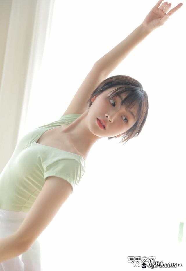 短发美女白嫩性感美女-5.jpg