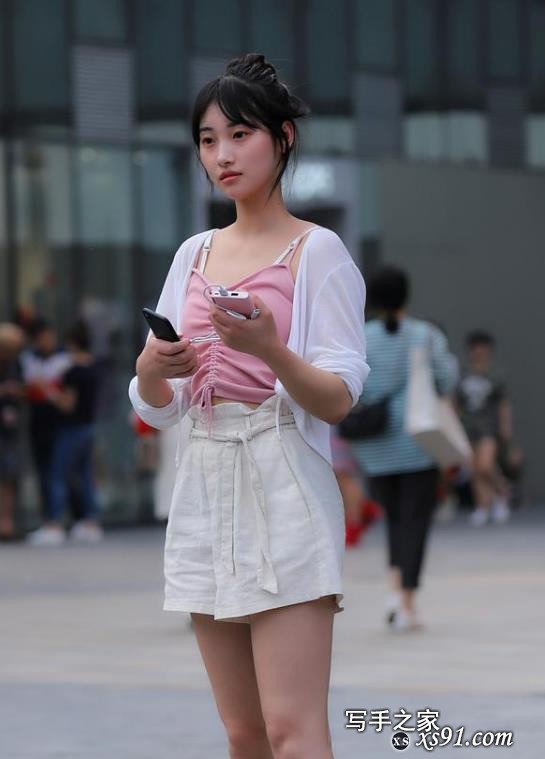 美女街拍：美女一件粉色吊带配白色短裤，优雅气质风采-1.jpg