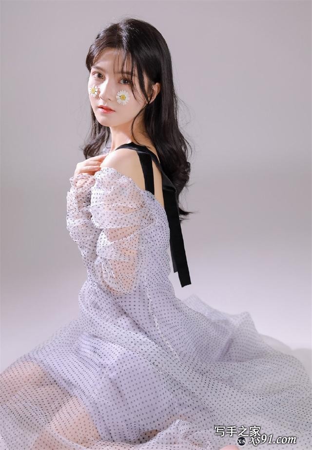 白嫩美女性感写真，身穿吊带纱裙，清新迷人-4.jpg