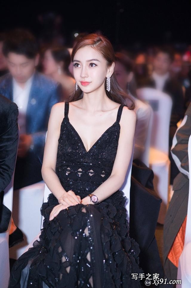 31岁杨颖，依旧像个清纯少女，凹凸身材透出熟女气质-5.jpg