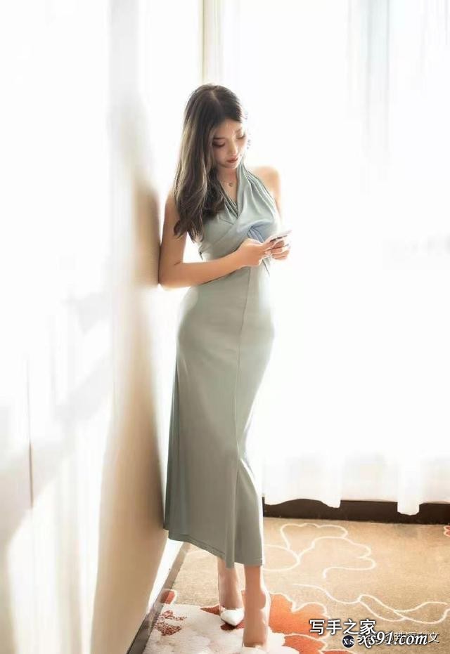 美女壁纸图片 : 紧身长裙凸显精致身材-1.jpg