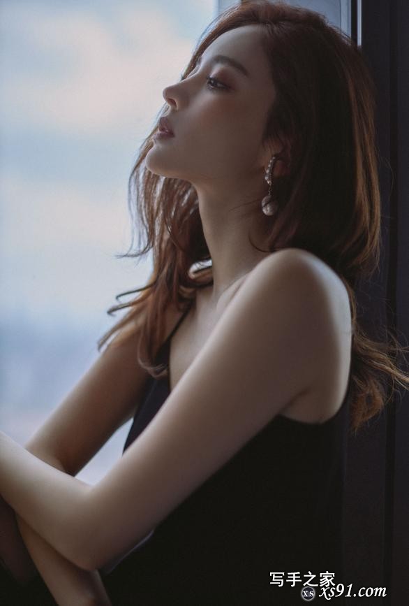 古力娜扎慵懒风写真，黑色吊带裙彰显魅力，性感成熟魅力十足-5.jpg