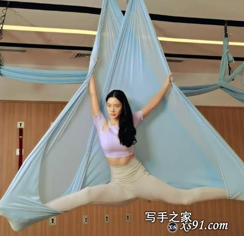 亚洲第一美女克拉拉造型性感！35岁穿吊带炫雪白肌肤，身材曼妙-17.jpg