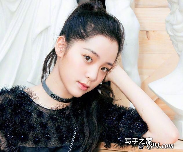 21岁欧阳娜娜，尽显性感成熟气质，台湾小妹真是越来越美了-2.jpg