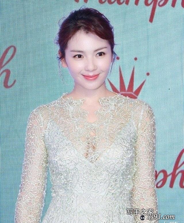 43岁刘涛，容颜耐看身材饱满，成熟性感的女人最有味-2.jpg